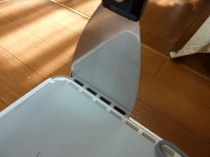 スクレイパーの刃先を挿入