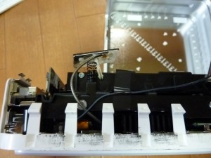 無線モジュールのケーブルを止めているテープ